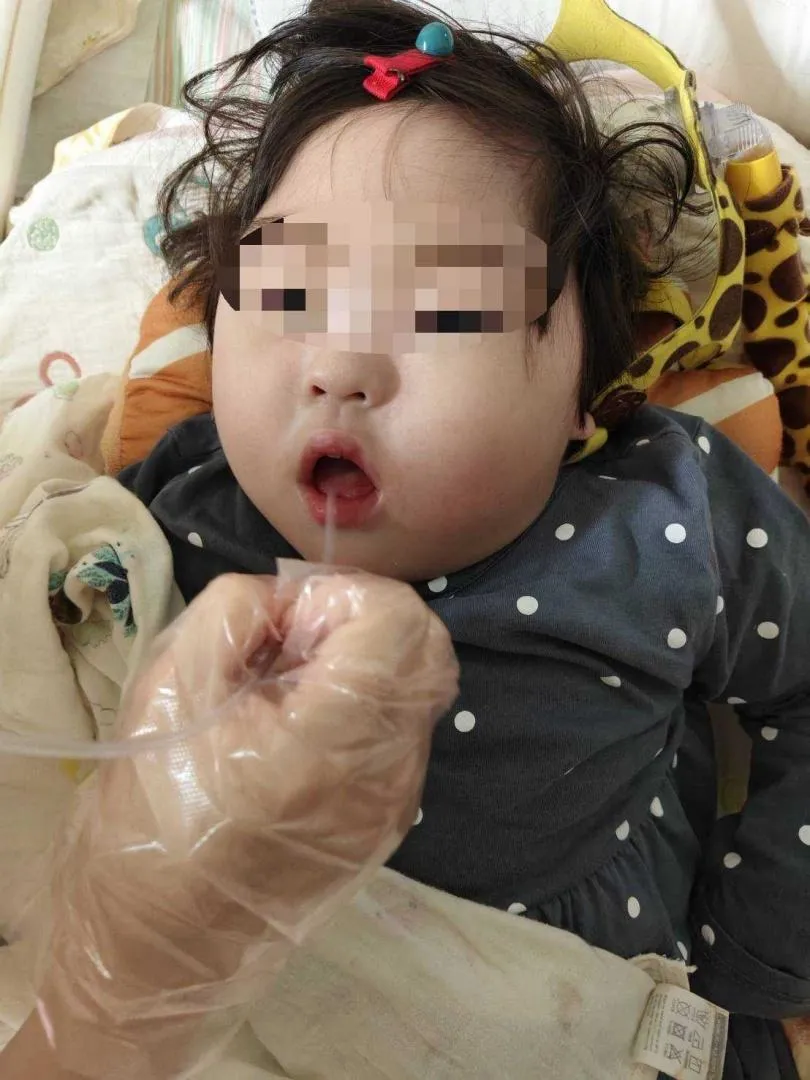 錢錢目前每月的儀器和耗材就得花費超過2萬元,醫藥費幾乎壓垮其父母。(圖/錢錢媽)