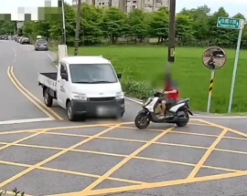 路口相撞瞬間。(圖/警方提供)