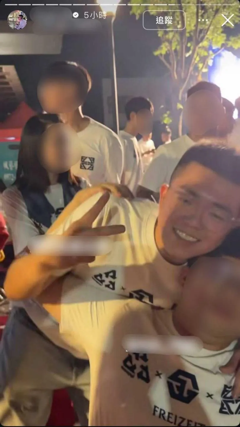 曾蔡美佐被打後,蔡晉財發的IG動態中,穿著跟打人的「白衣男」同件上衣。(圖/翻攝蔡晉財IG)