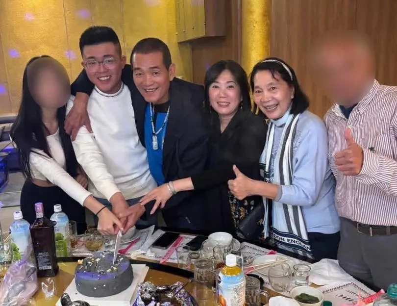 蔡晉財(左二)與擔任雲林縣副議長的父親蔡咏鍀及其他家族成員開心合影。(圖/翻攝蔡晉財臉書)