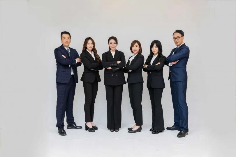 新竹市長高虹安20日與藍白提名的市議員參選人進棚拍定裝照。(圖/讀者提供)