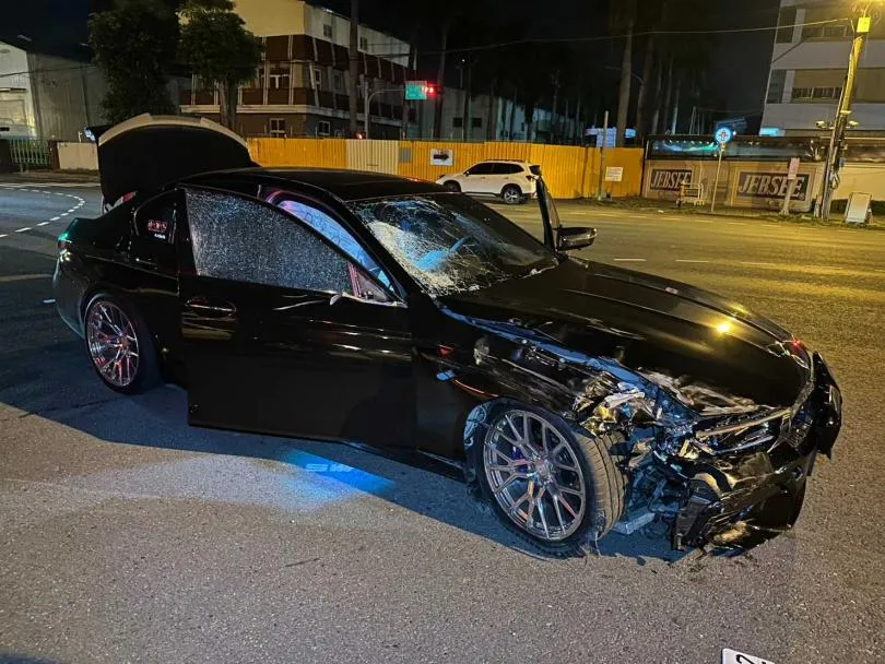 BMW車頭毀損。（圖／翻攝畫面）