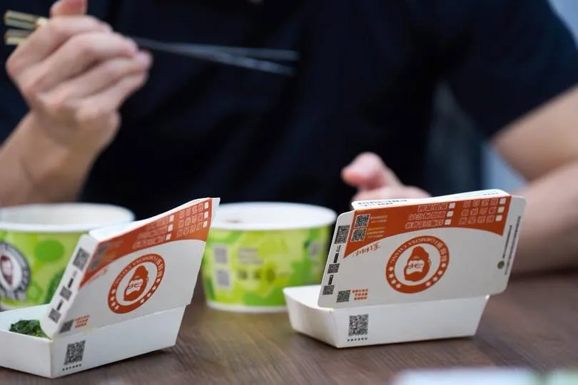 蔣萬安在青鳥出征「鬍鬚張」後,身體力行的支持店家。(圖/蔣萬安臉書)
