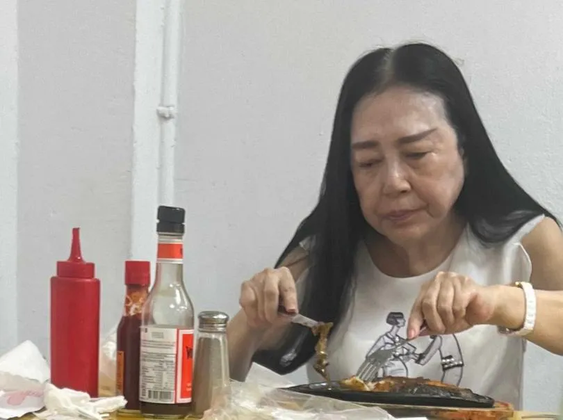 許純美留著黑色長髮，穿著白色無袖背心用餐。（圖／CTWANT）