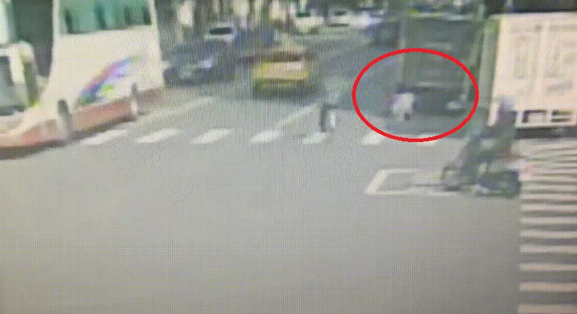 張姓巡佐自撞違停貨車身亡。（圖／翻攝畫面）