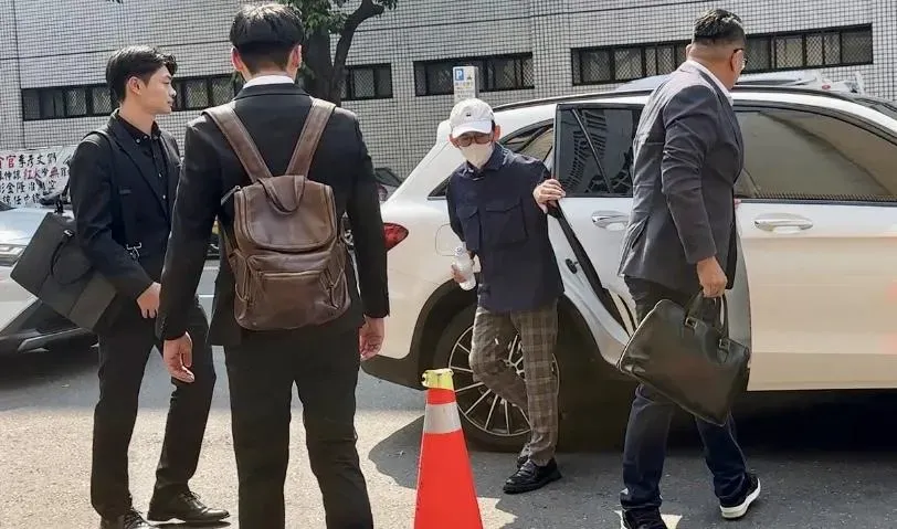 黃子佼穿同一套戰袍出庭。（圖／塗豐駿攝）