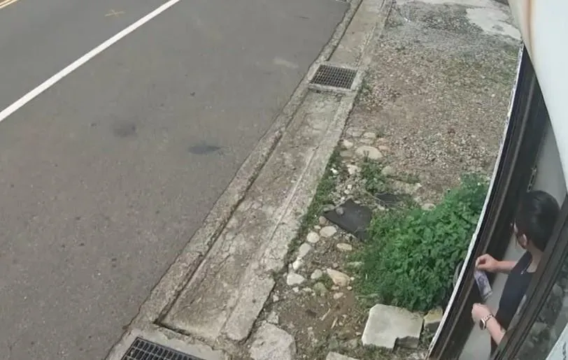 店員發現鈔票有異狀,往外查看時該車早已駛離。(圖/中天新聞)