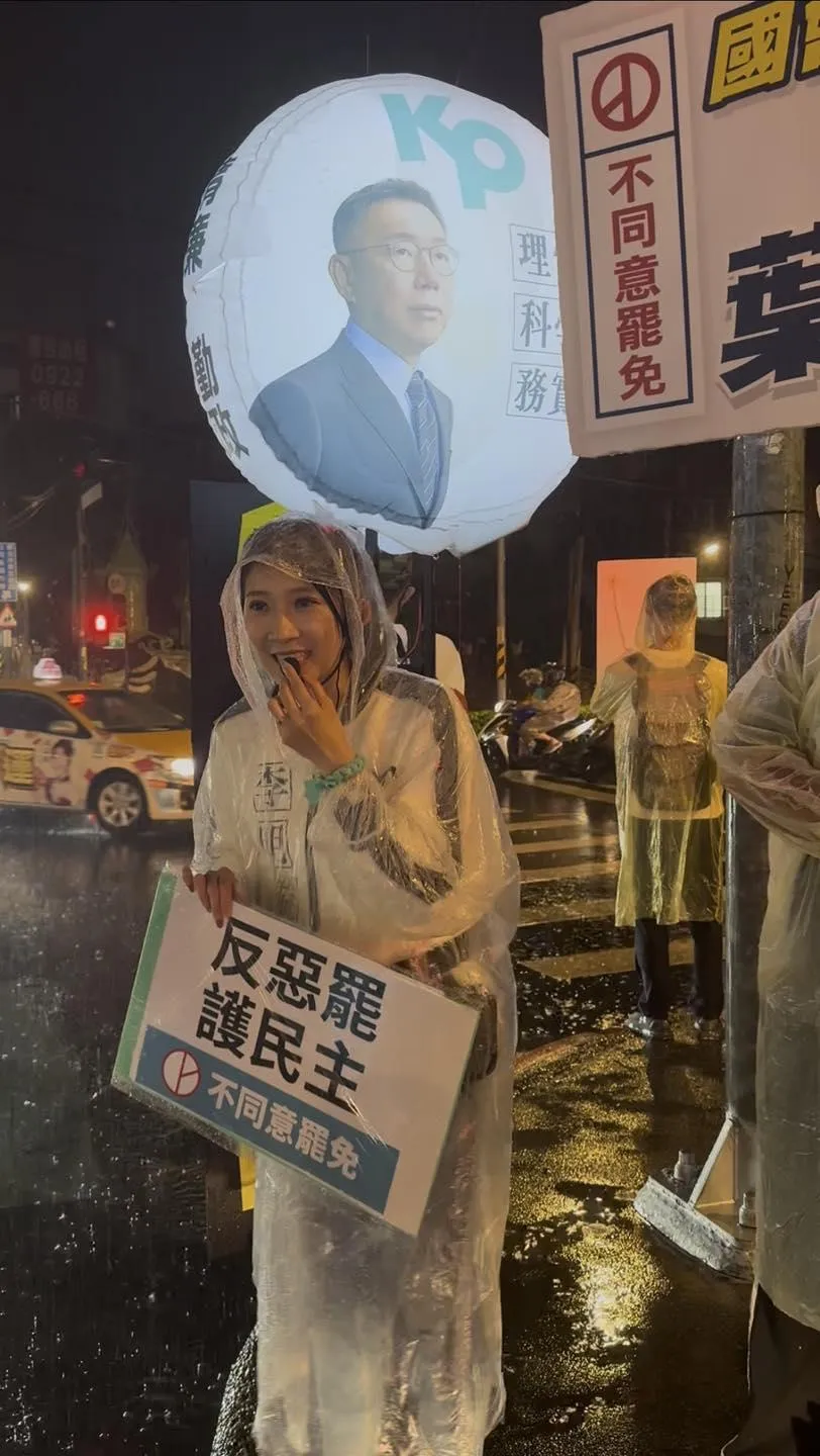 國民黨發言人李明璇不畏風雨站街頭宣傳反罷免。(取自李明璇臉書)