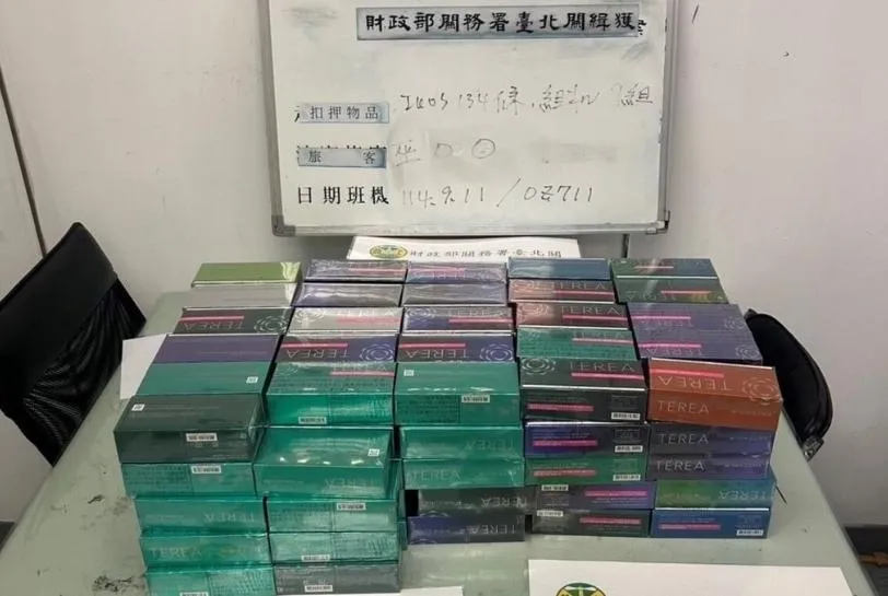 航警局一名員警放行走私集團攜帶加熱菸入境。（圖／翻攝畫面）