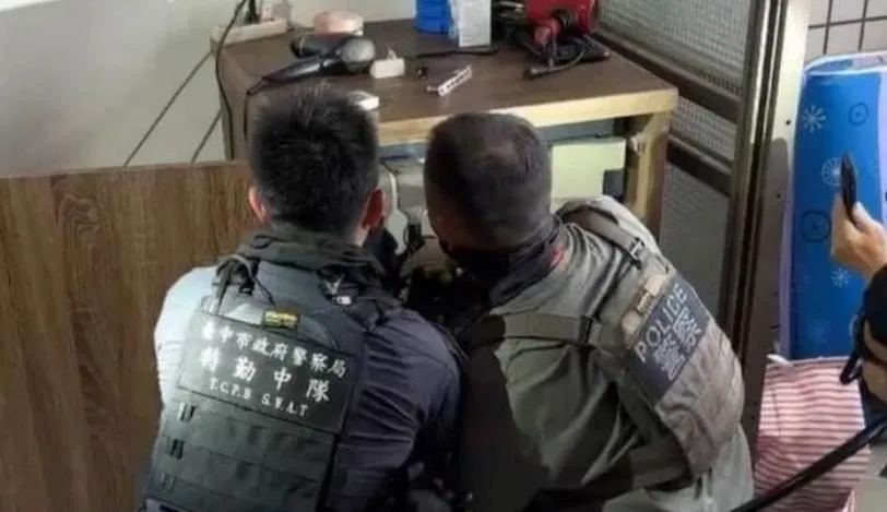 警方攻堅查扣贓證物。（圖／翻攝畫面）