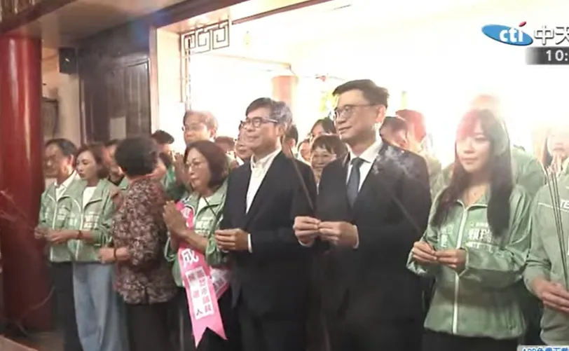 高雄市長陳其邁2日陪同民進黨高雄市長參選人賴瑞隆參香並登記參選。（圖／中天新聞）