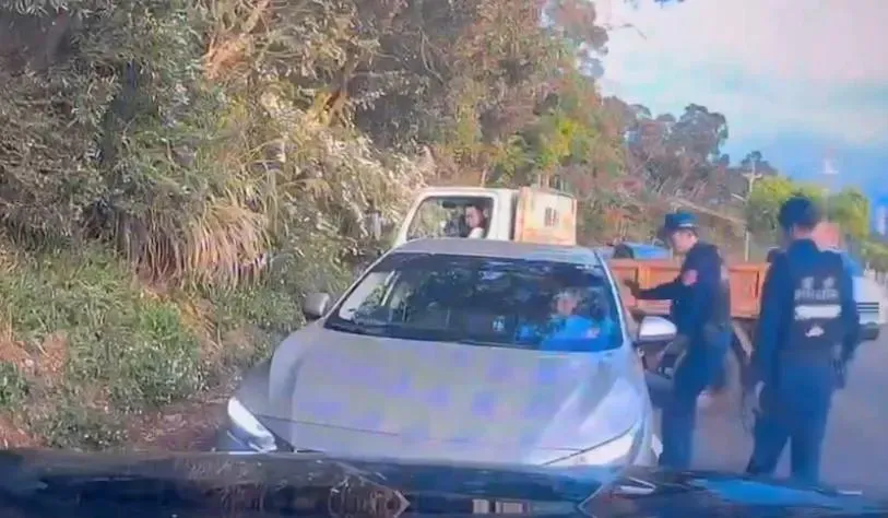 警方在熱心民眾協助下成功圈圍帶返企圖逃離現場的劉男。（圖／警方提供）