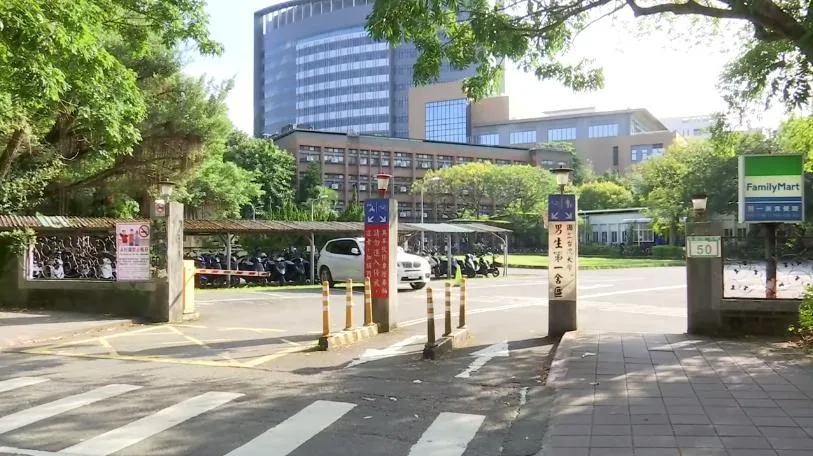 台大男一舍浴室近期屢遭便溺。（圖／翻攝畫面）