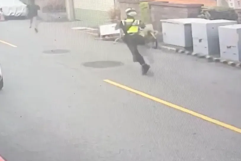台中一名逃逸移工與警方上演追逐戰。(圖/翻攝畫面)