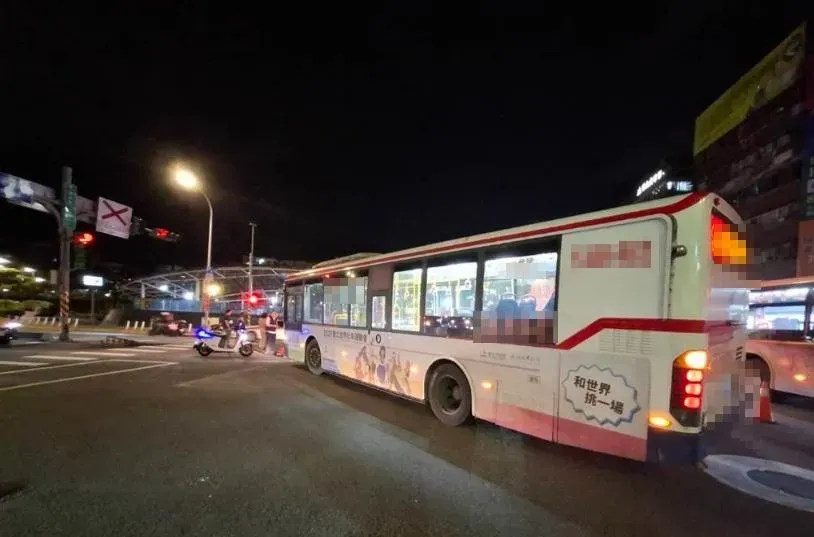 台北市南港區12日晚間發生一起公車與機車的碰撞事故。(圖/翻攝畫面)