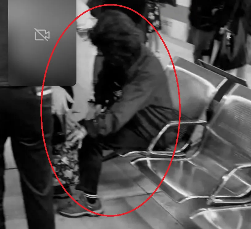 該名女乘客身上有血跡，幸而意識清楚，稍早由救護車送醫治療。（圖／翻攝自記者爆料網）