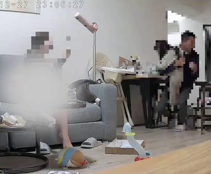 人妻見狀傻眼想說老公怎麼不理她只管女兒，卻忘記自己沒穿內褲因此在監視器前大走光。（圖／當事人Threads，經授權使用，為保護隱私隱帳號）