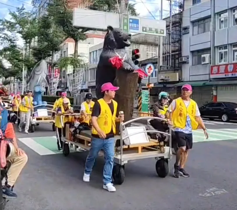 最具代表性的台灣黑熊也在神獸隊伍中。（圖／屏東麟洛生鬚福德廟提供）
