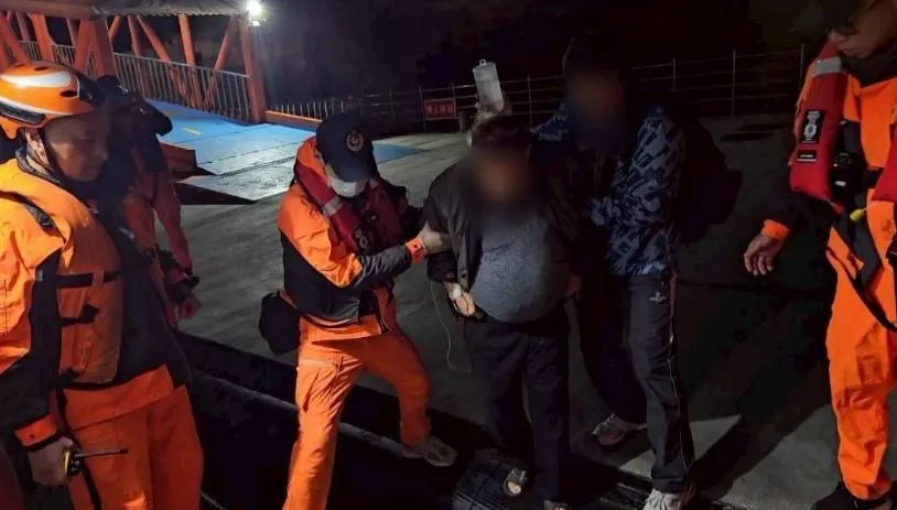 第十海巡隊派遣巡防艇從北竿白沙港將病患緊急後送至南竿就醫。（圖／第十海巡隊提供）