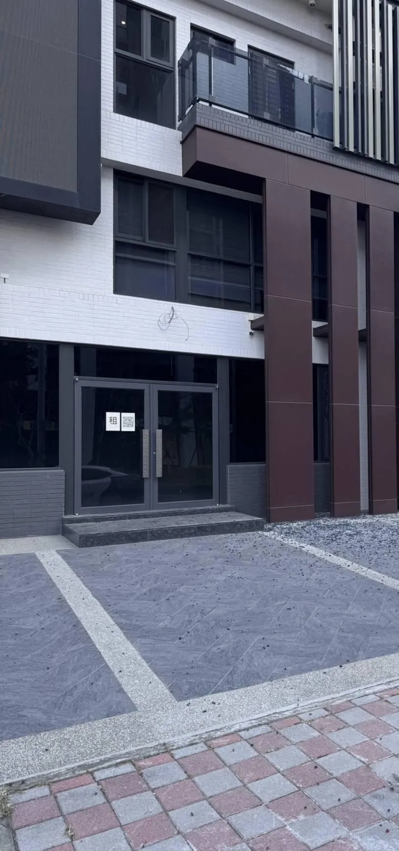 台中市西屯區一處住宅陽台玻璃於1月19日下午遭人以鋼珠射擊毀損，現場有2處玻璃及汽車車身受損。（圖／民眾提供）