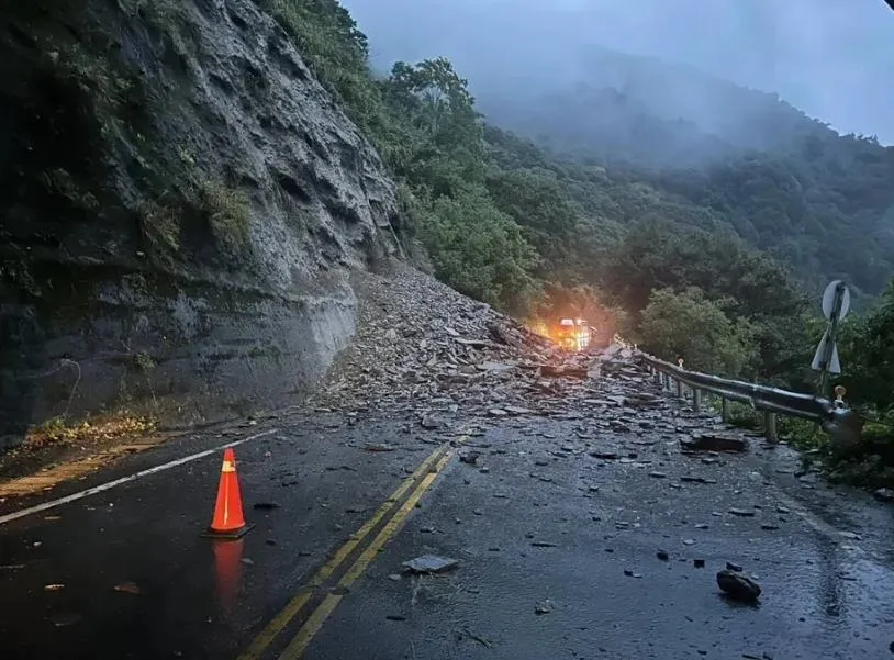 受連日豪雨影響，南投縣山區道路27日驚傳邊坡落石坍方意外。（圖／翻攝畫面）