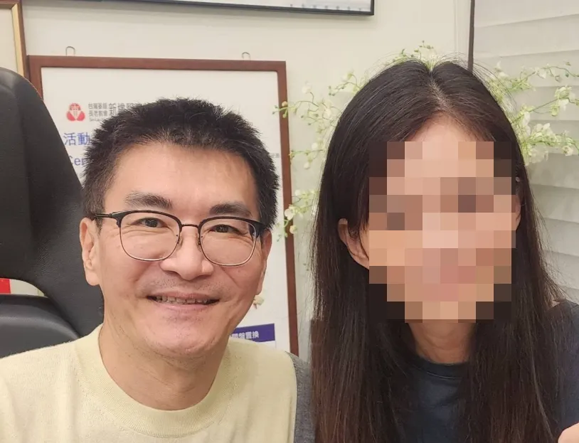 聲援趙建銘的女病患(右)被爆是7年前的「台南虎媽」。(圖/翻攝畫面)
