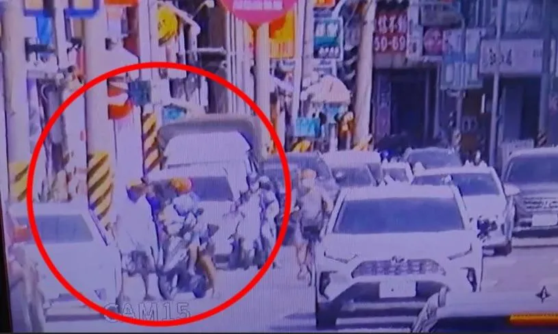 66歲林姓男子騎機車從小巷竄出，差點撞上載著小孩的43歲呂姓男子，雙方爆發口角，林男從機車置物箱內取出一把長約30公分的黃色刀柄折疊鋸子恐嚇對方。（圖／警方提供）