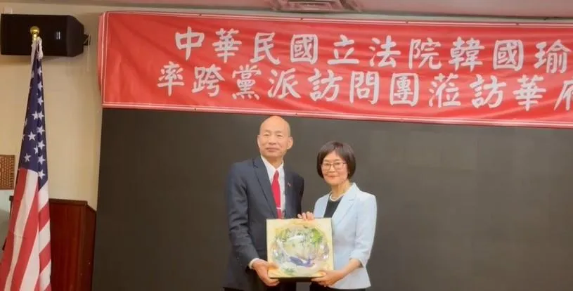 立法院長韓國瑜出席華府當地的僑宴,與僑胞代表互贈紀念品。(中天新聞)
