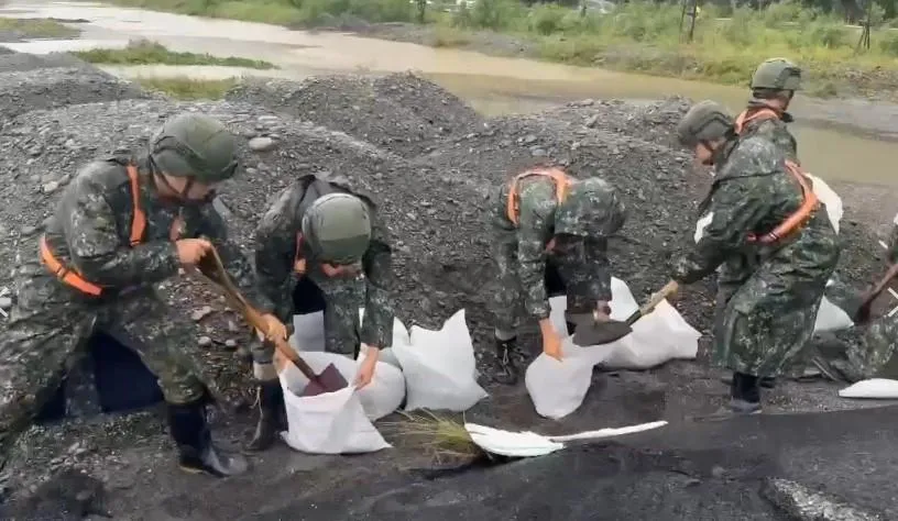 國軍替台東地區民眾裝沙袋防洪。(圖/軍聞社)
