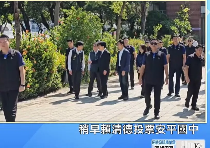 賴清德總統與台南市長黃偉哲等人交談。(中天新聞)