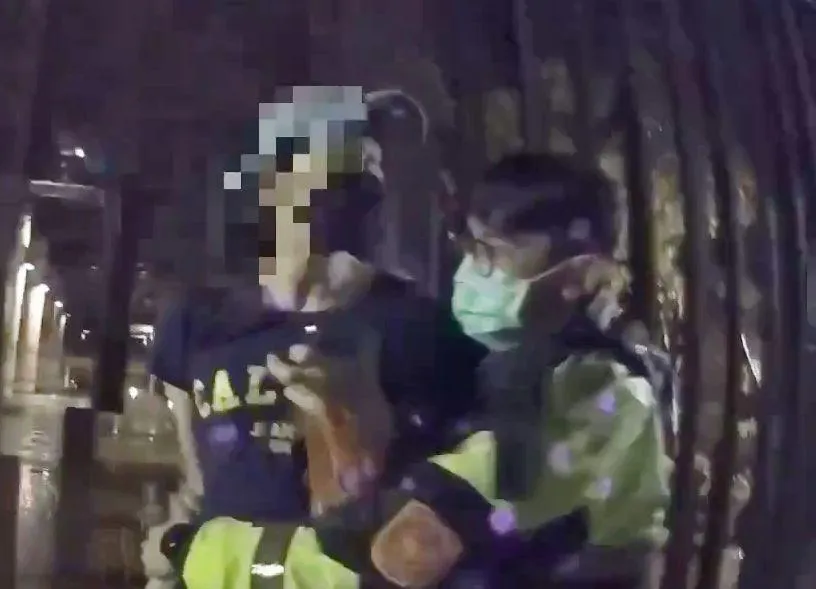 警方立刻壓制逮捕。（圖／警方提供）