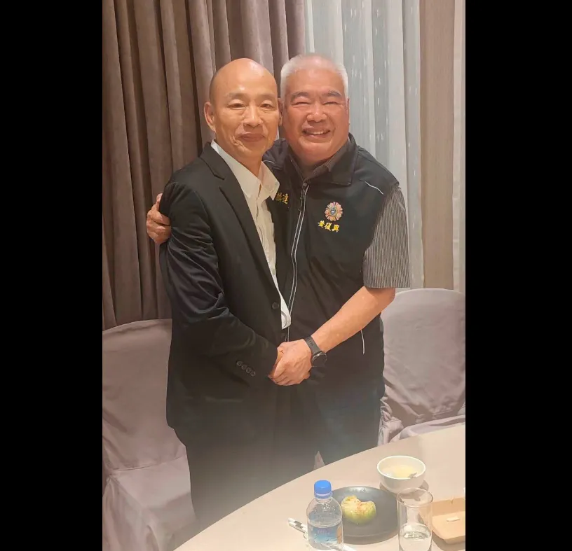 韓國瑜26日宴請黃復興幹部，與季麟連相擁合照。（圖／翻攝「樊啓明（老兵）」臉書）