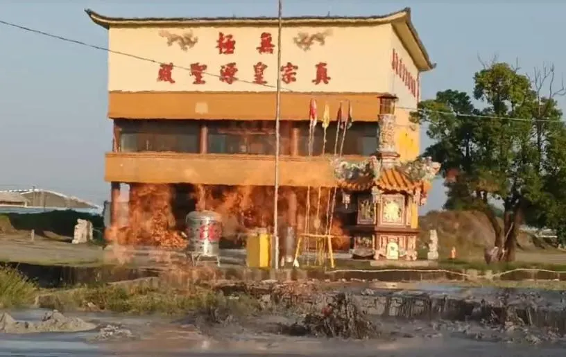 屏東縣萬丹鄉泥火山噴發。（圖／萬丹皇源聖殿殿主洪秀賞提供）
