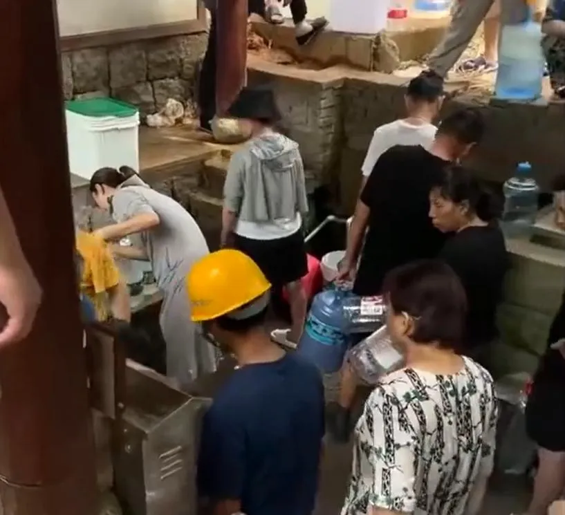 民眾不敢用自來水紛紛跑去接山泉。（圖／翻攝微博）