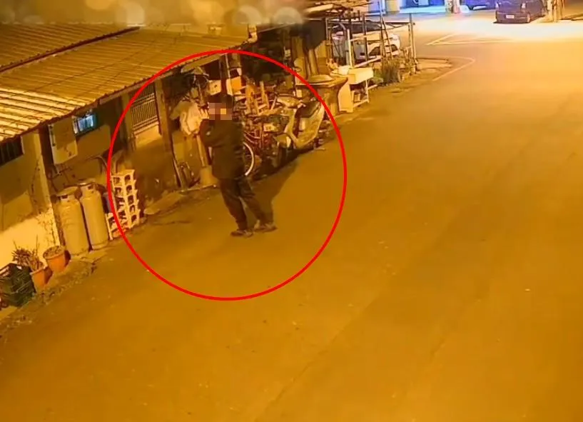 陌生男子拿智慧型手機在屋外偷拍。（圖／警方提供）