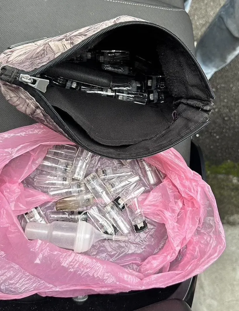 警方查獲大量毒菸彈等證物。(圖/翻攝畫面)