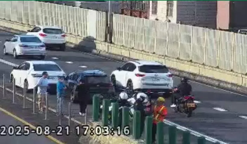 新北台64線發生追撞車禍。（圖／翻攝畫面）