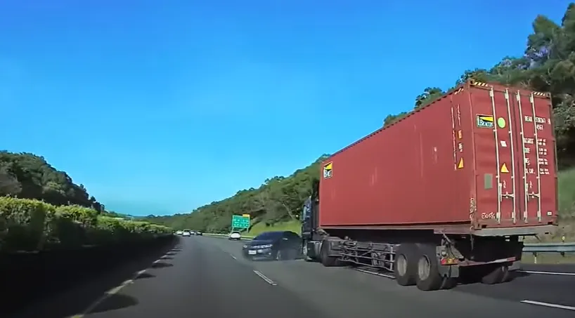 國3香山路段日前發生聯結車擦撞小客車事故,遭撞的小客車在國道旋轉兩圈後,又慘遭後方貨車追撞。(圖/翻攝畫面)