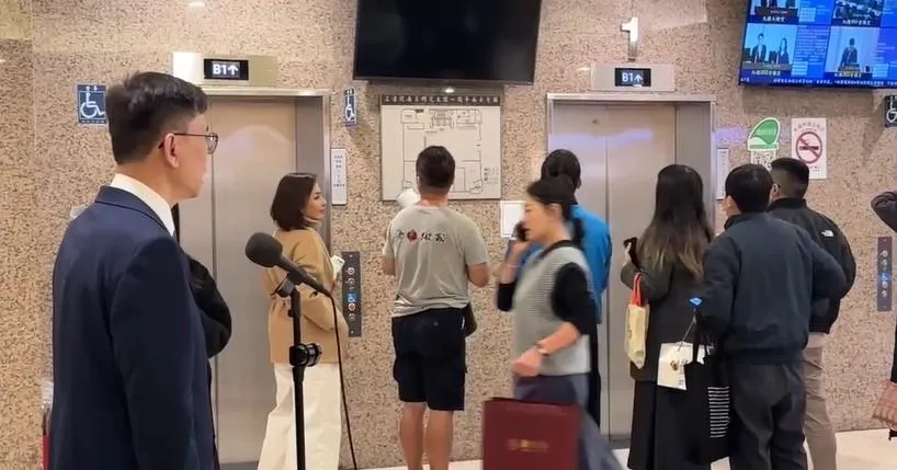 民進黨立委邱議瑩等候電梯時,完全無視賴瑞隆正在受訪。(中天新聞)