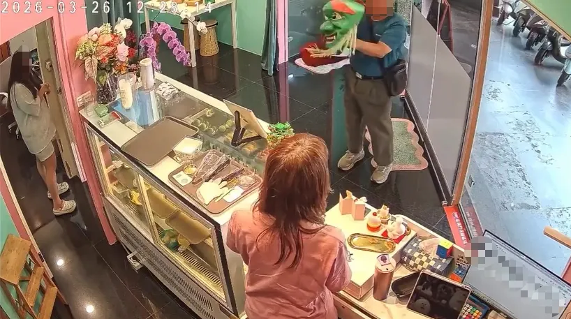 阿伯闖進甜點店「舞獅」只為討錢。（圖／店家提供）