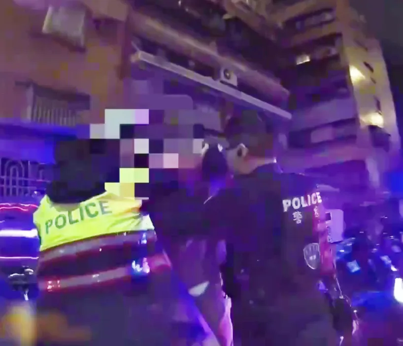 蔣政拒檢打警察畫面。(圖/警方提供)