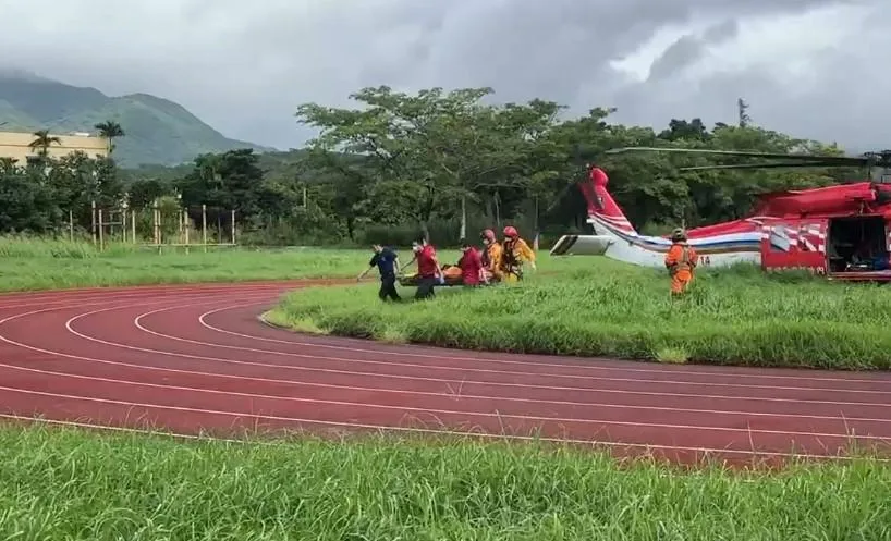 直升機於上午8時4分從高雄起飛，8時56分完成吊掛，將2具遺體運至屏東滿州國中操場。（圖／中天新聞）