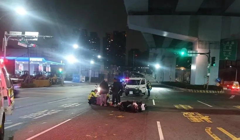 新北市泰山凌晨一輛貨車疑因闖紅燈撞上機車。（圖／翻攝畫面）