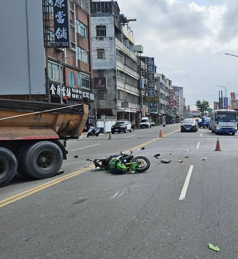高雄鳳山五甲二路23日發生死亡車禍，砂石車與大型重機碰撞，現場零件碎裂散落一地，畫面慘烈。（圖／警方提供）