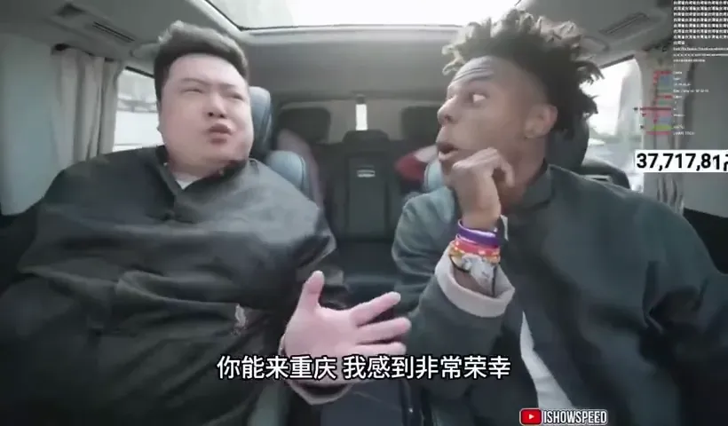 瑞哥(左)2日登上甲亢哥的車與其一同進行直播。(圖/翻攝自微博)