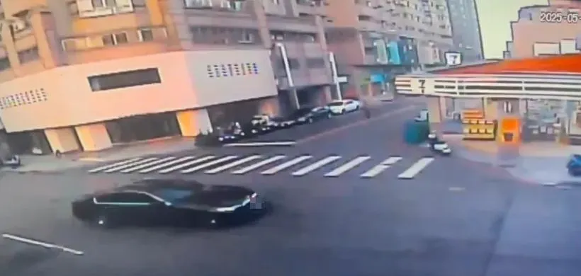 台中2輛停放在文心一路停車格的白色BMW轎車遭人潑灑黃漆及綠漆，造成車輛玻璃及漆面毀損。（圖／翻攝畫面）
