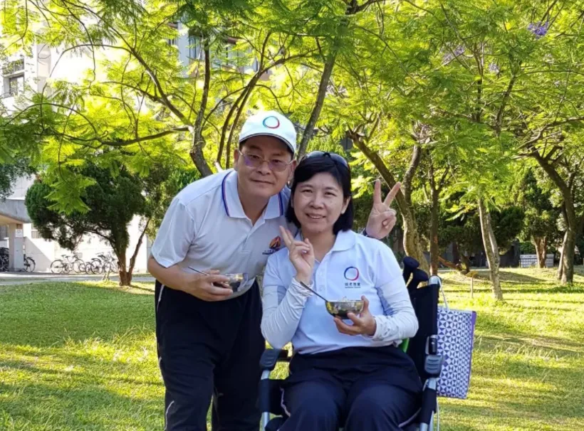 榮惠芬第四次癌症恢復近一年時，她的丈夫（左）因感冒引發急性呼吸窘迫症候群，短短一個月就離世。（圖／榮惠芬授權提供）