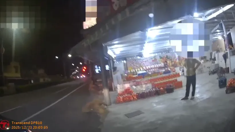 水果行老闆暴怒砸車。(圖/警方提供)