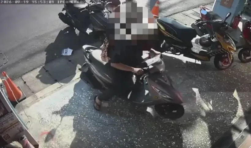 女子在淡水竊走機車。（圖／翻攝畫面）