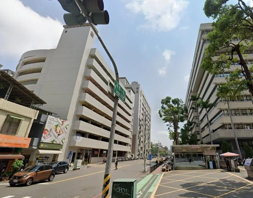 高雄市府旁的一處停車塔前,19日上午有一具從高處墜樓身亡的男屍。(圖/Googlemap)